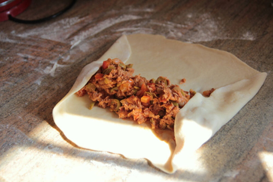 קפלו את קצוות המלבן מעל גליל המלית