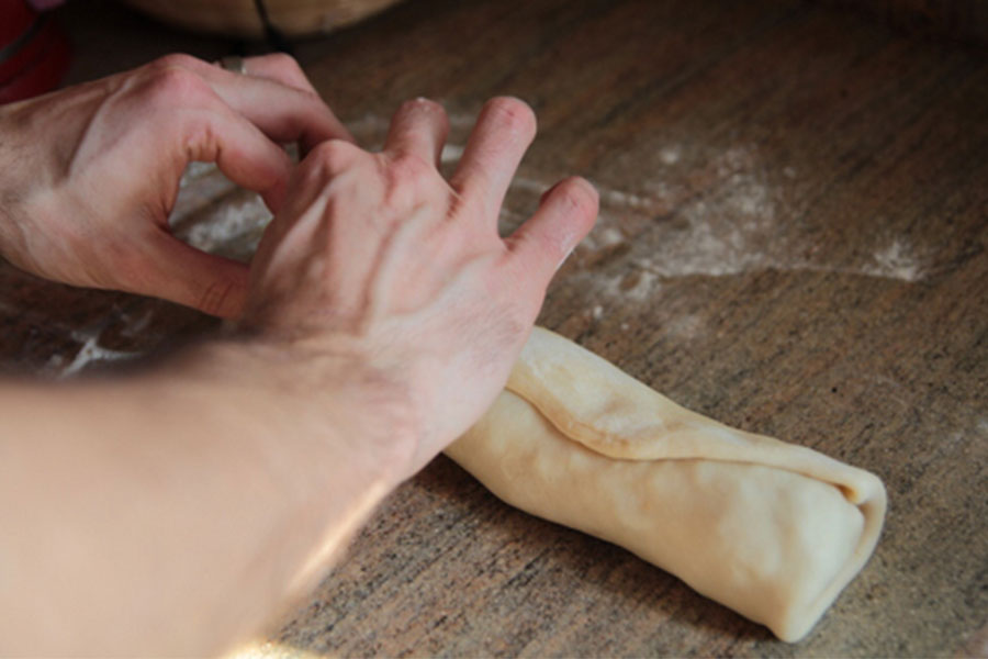 הפכו את הבורקס וצבטו בעזר האצבעות את התפר. חזרו על אותן הפעולות עם כדור הבצק השני