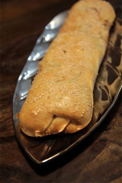 לאפות בחום בינוני כארבעים דקות, עד שהבורקסים שחומים ונוקשים למגע