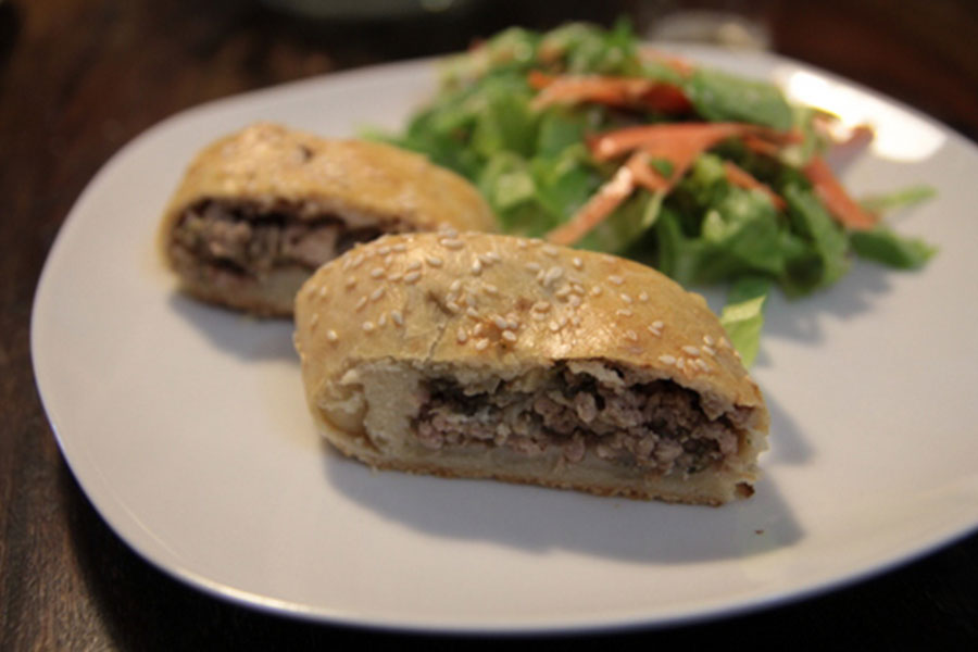 אם אין לכם סלט חצילים, גם טחינה, מטבוחה וסלט יחמיאו מאוד לבורקס שלכם