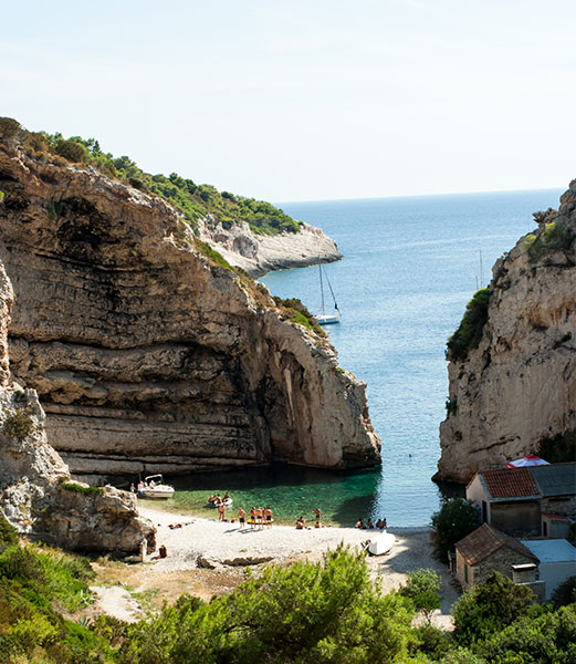 מפרץ סטיניבה - מים צלולים וצוקי הרים