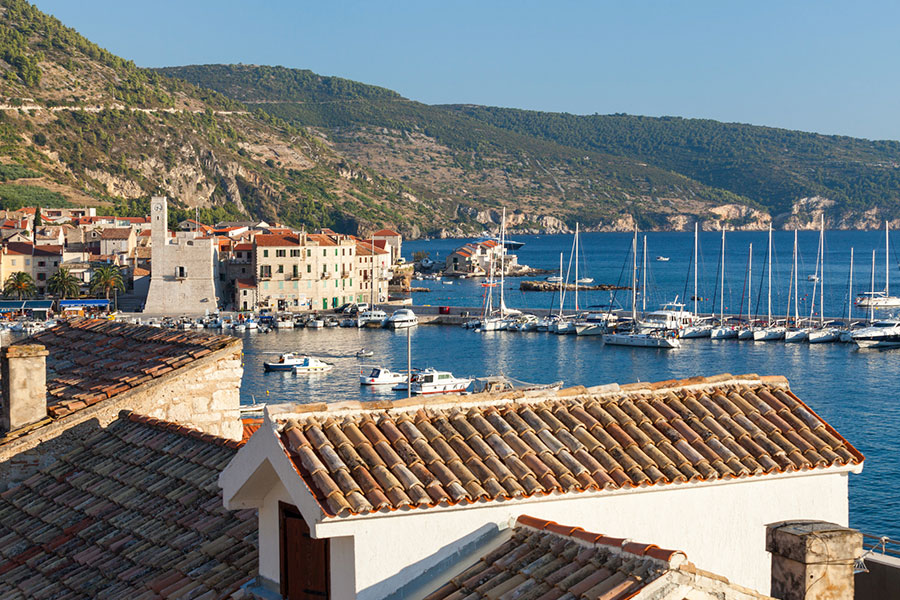 בתים עתיקים וסירות דייגים בקומיסה